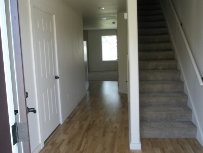 Building Photo - 3 Bedroom, 2.5 Bathroom Townhouse with Fir...