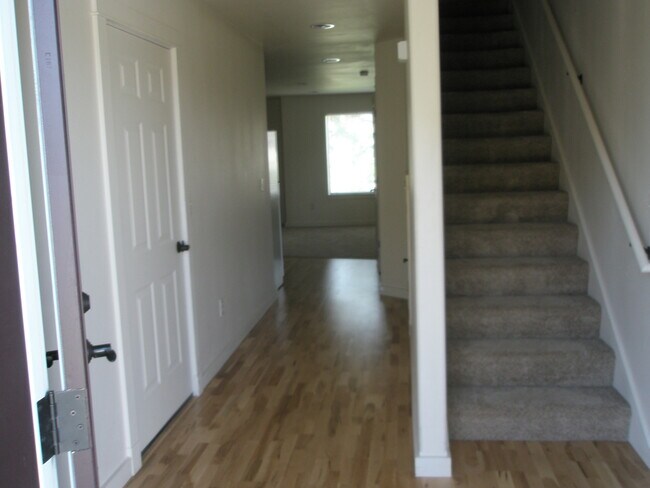 Building Photo - 3 Bedroom, 2.5 Bathroom Townhouse with Fireplace