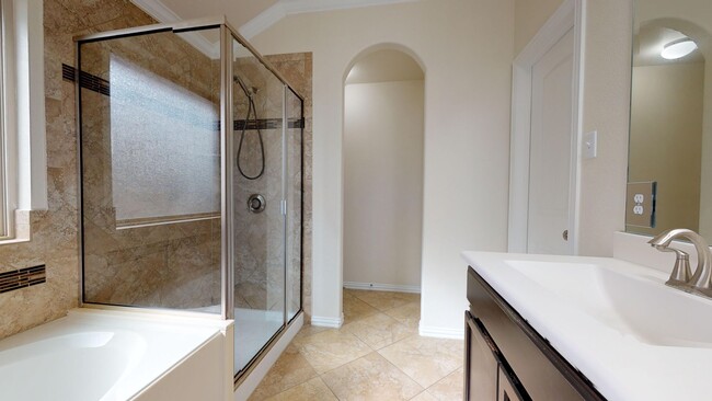 Building Photo - AMAZING 4 BEDROOM IN WHITE ROCK ESTATES FR...