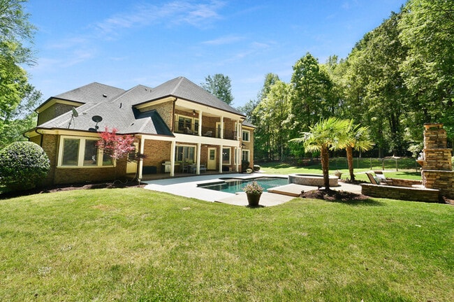 Building Photo - Luxury 5 Bedroom Retreat with Pool in Wedd...
