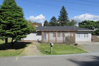 Building Photo - 3 Bedroom House in Burlington