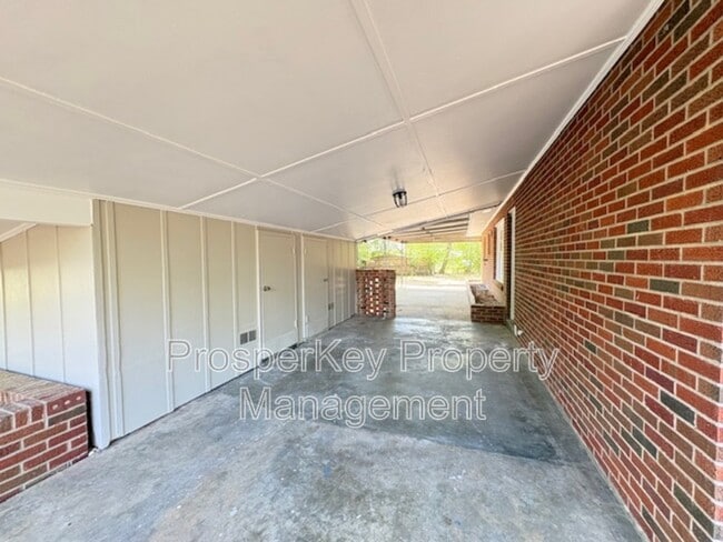 Building Photo - 2736 Chevy Chase Dr