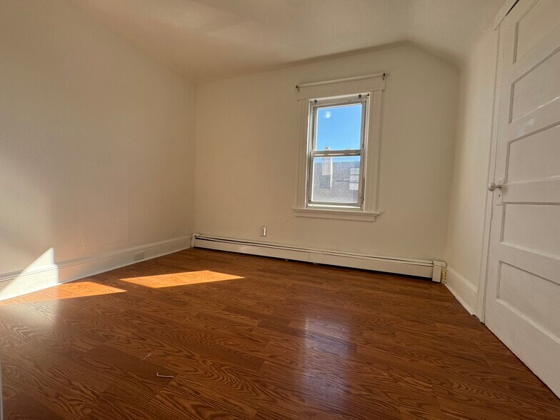 Building Photo - 82 E 18th St