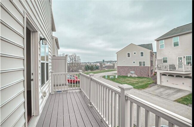 Building Photo - 403 Pointe View Dr