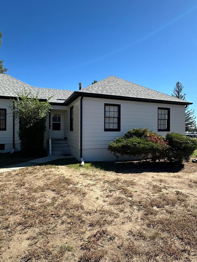 Building Photo - 2 BEDROOM, 1 BATHROOM APARTMENT
