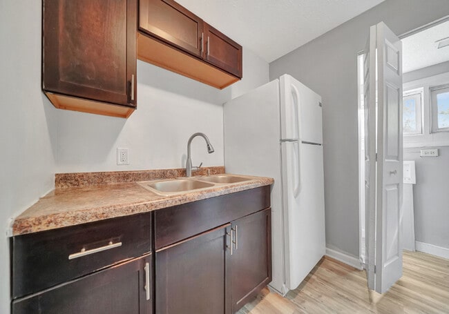 Building Photo - 2221 N 32nd St