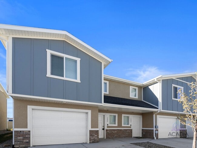 Building Photo - Spacious 3 Bed/2.5 Bath Townhome in Magna Community!