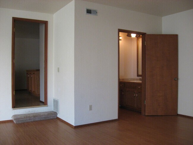 Building Photo - 824 SE Jensen St