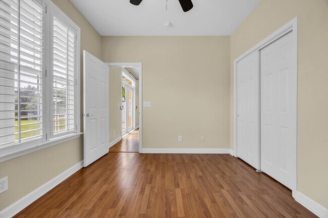 Building Photo - 101 Zinnia Dr