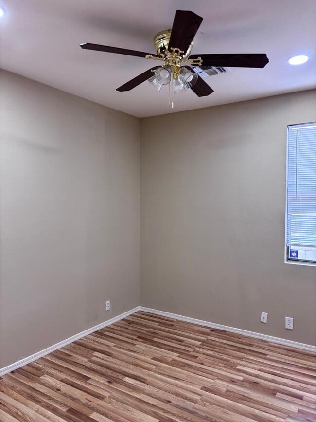 Building Photo - 2720 E Hulet Dr