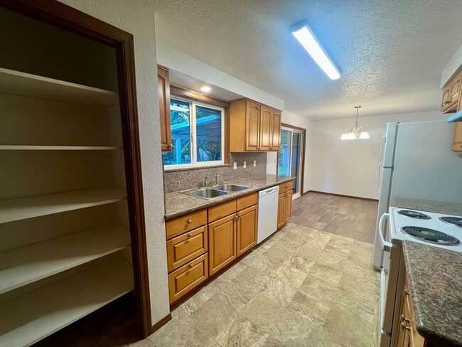 Building Photo - Fully Remodeled 2 BD - Water Included