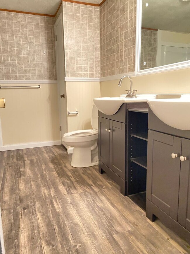 Building Photo - 3/4 bedroom 1 bath single family home in B...