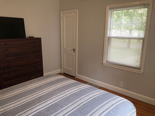 Building Photo - EXTREMELY PET FRIENDLY!!  3 Bedroom, 1 Bathroom Home in Ames!