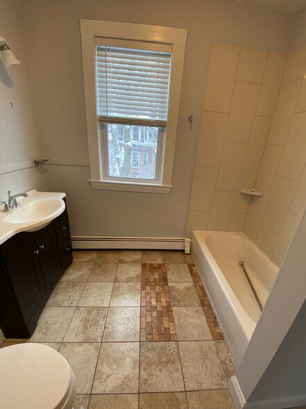 Building Photo - 27 Newton St