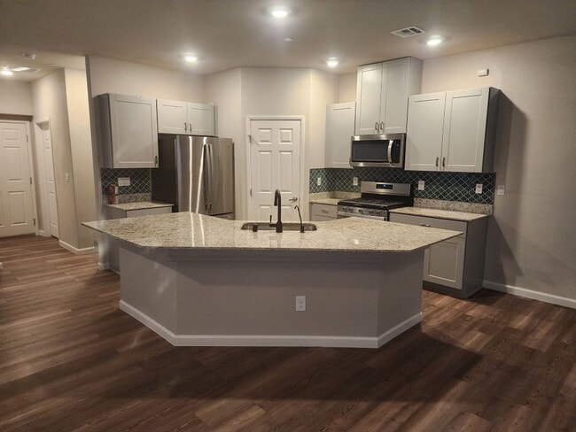 Building Photo - 3 bedroom/ 2 bath condo in gated community