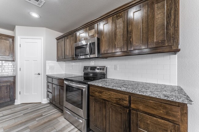 Building Photo - Spacious 4-Bedroom Home with Open Layout & Fenced Backyard in Pea Ridge