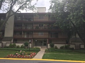 Building Photo - A large efficiency condo apartment located in the West Spring Condominium complex located next to...
