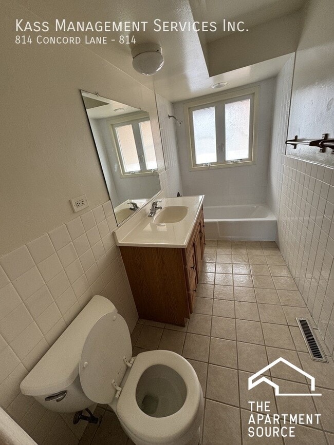 Building Photo - 814 Concord Ln