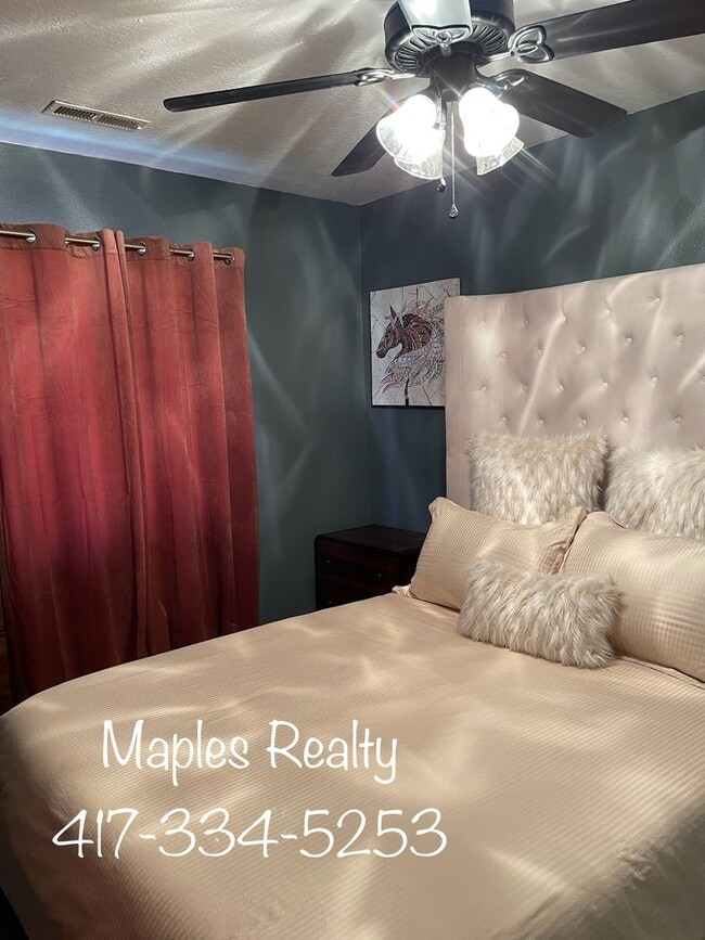 Building Photo - 4 bedroom, 2 bath furnished HOUSE in the H...