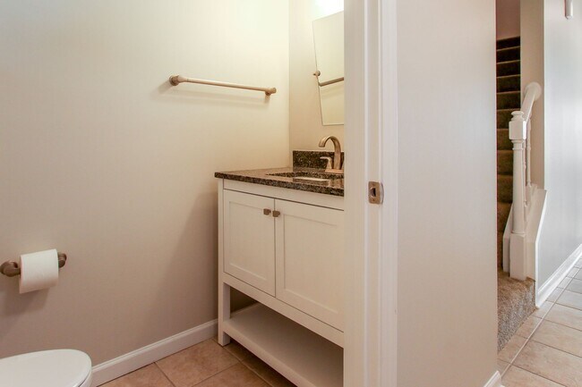 Building Photo - Enjoy this beautifully updated 3 Bed/3 Bat...
