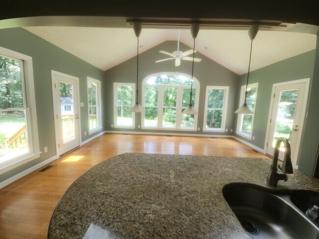 Building Photo - Incredible Spacious Home in Five Lakes!