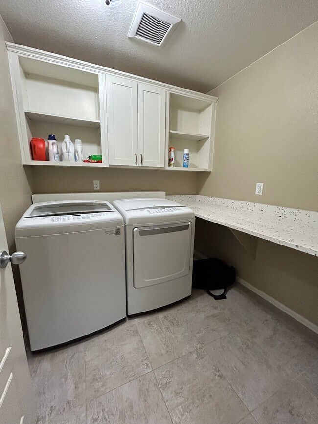 Building Photo - Spacious 5-Bed, 5-Bath Home in Erie’s Sunwest North Community