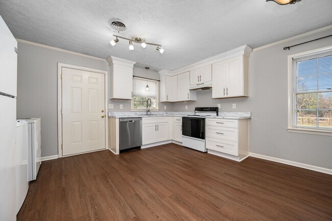Building Photo - 2 Bedroom 1 Bath located on Veterans Parkw...