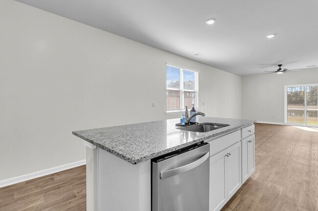 Building Photo - 3 Bedroom 2.5 Bath Located in Pine Hills in Summerville