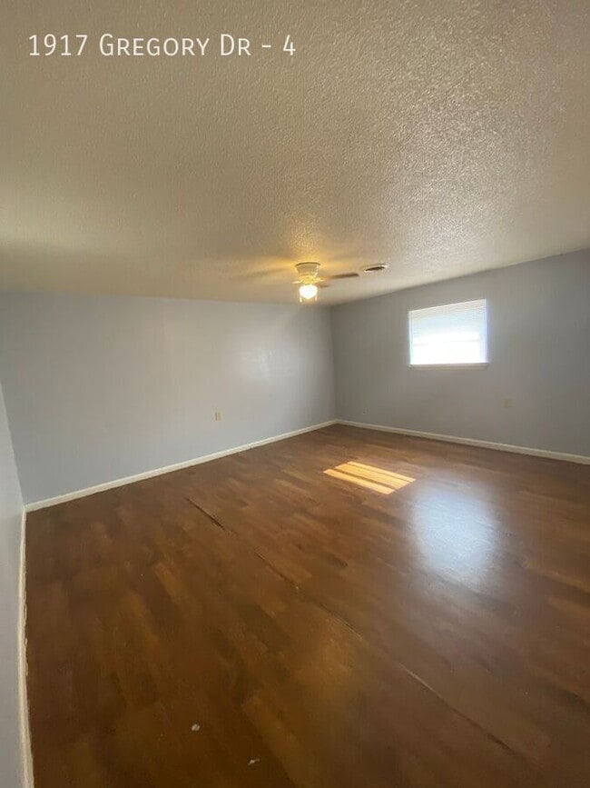 Building Photo - 1917 Gregory Dr