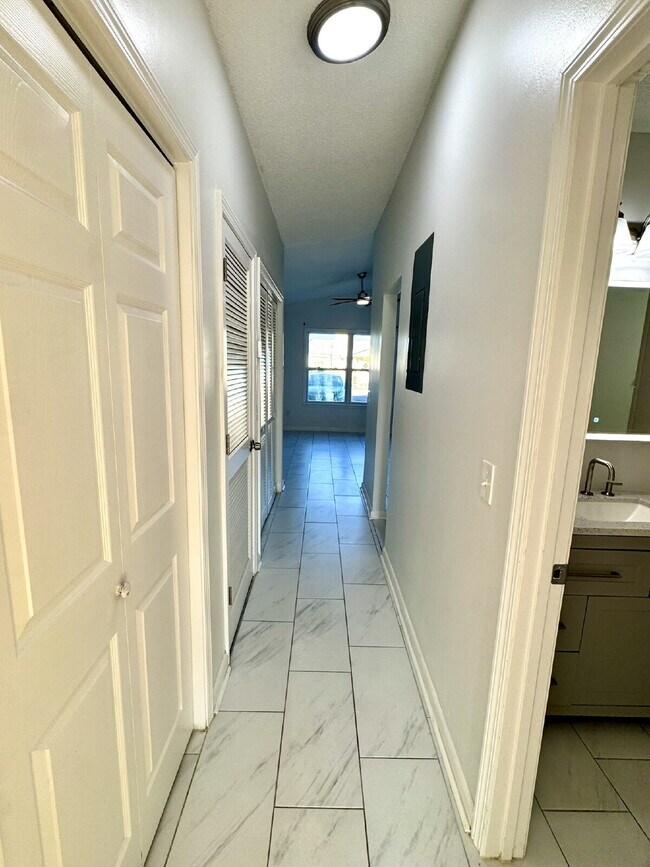 Building Photo - 5417 Sunset Ave