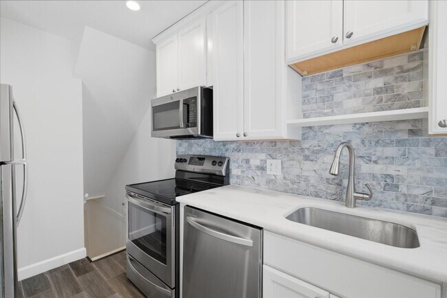 Building Photo - Elegant End-Unit Fairlington Villages Townhome with Private Balcony & Exceptional Community Ameni...