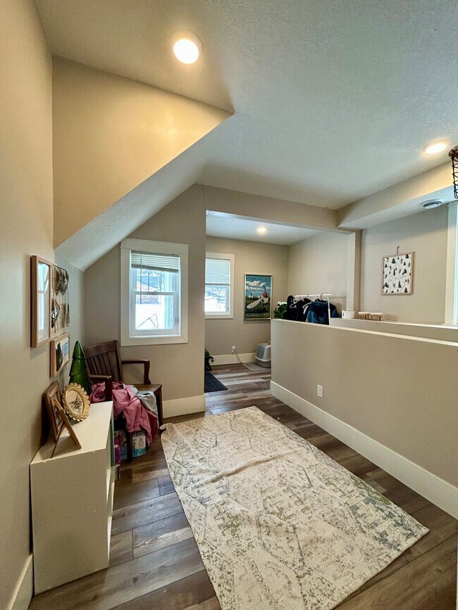 Building Photo - 1719 E 5th St