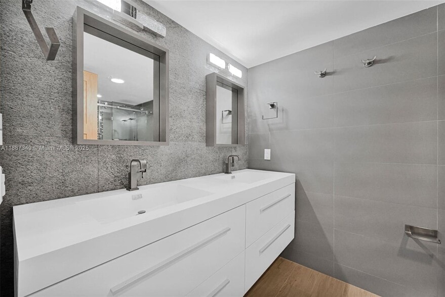 Building Photo - 1627 Brickell Ave