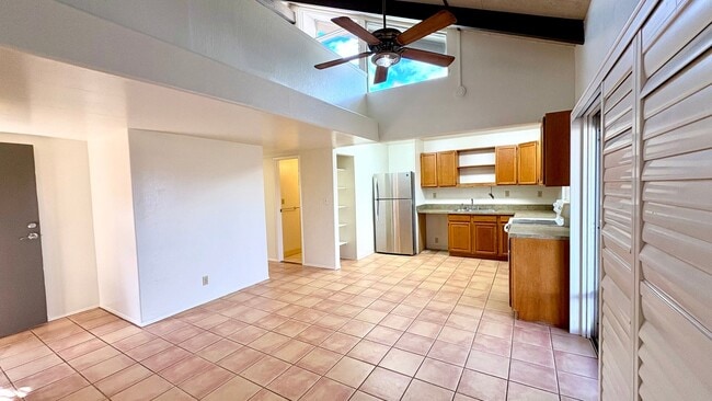 Building Photo - AVAILABLE NOW! 2 BED/1 BATH TOWNHOME W/ LO...