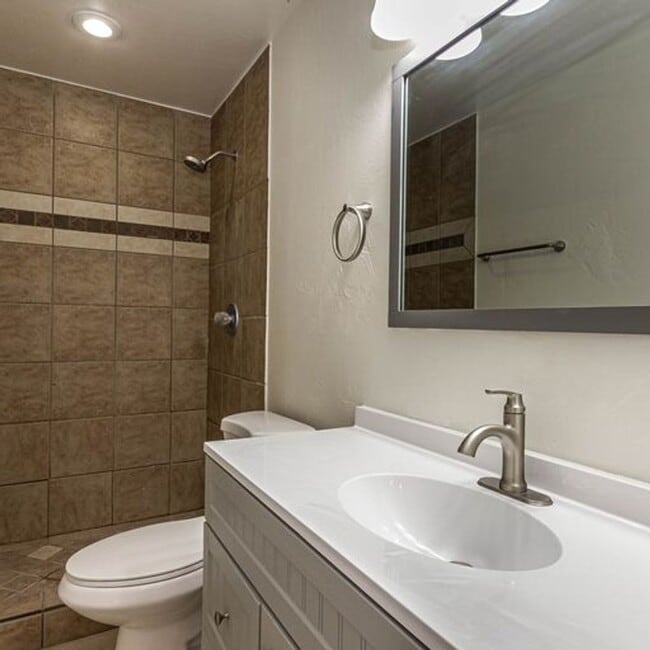 Building Photo - 610 E Waverly St