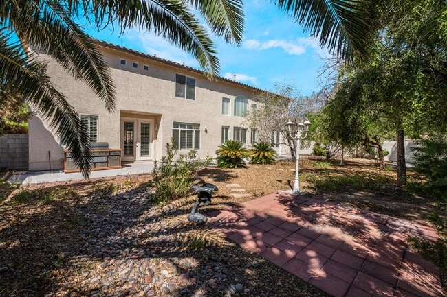 Building Photo - Luxurious Home in Gated Community