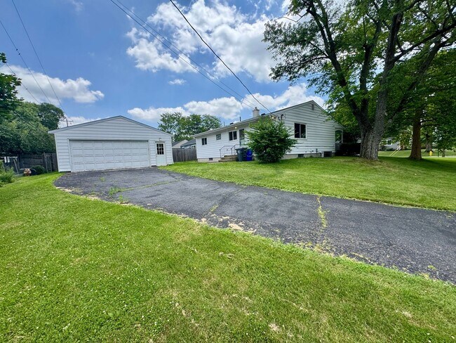 Building Photo - 3 Bedroom - Upper Arlington