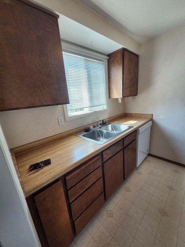 Building Photo - 2 Bed/1 Bath Apartment in NE Bend - Wichita Way