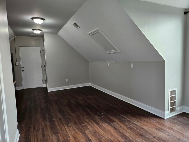 Building Photo - 827 W 33rd Pl