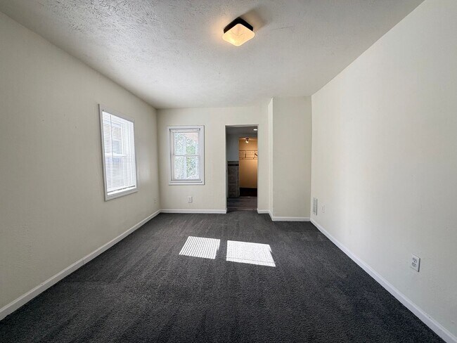 Building Photo - Updated 4BR / 2 Bath Home with off-street parking!