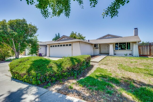 Building Photo - Spacious 3 Bedroom 2 Bath Home with 2 Car Garage and Central Air Conditioning