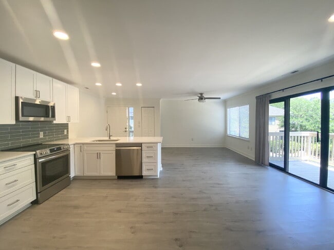 Building Photo - Renovated Two Bedroom Condo on Hilton Head...