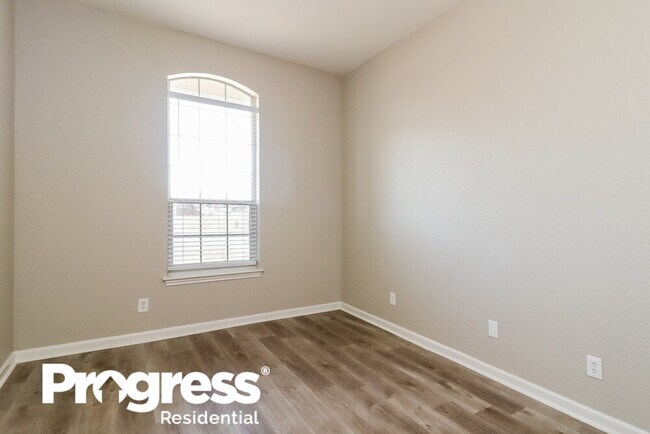 Building Photo - 527 W Crossland Blvd