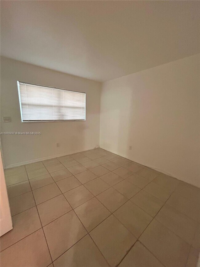 Building Photo - 1119 NE 15th St