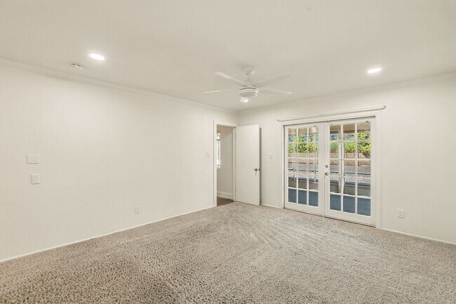 Building Photo - Beautiful 3 bed, 2 bath w/ bonus Room, loc...