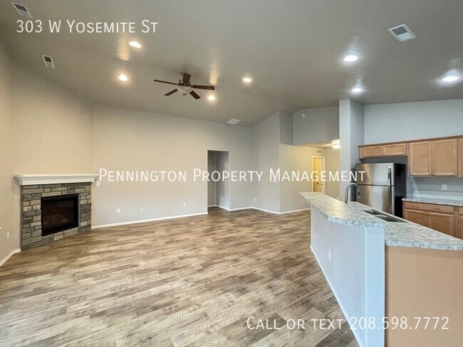 Building Photo - 303 W Yosemite St