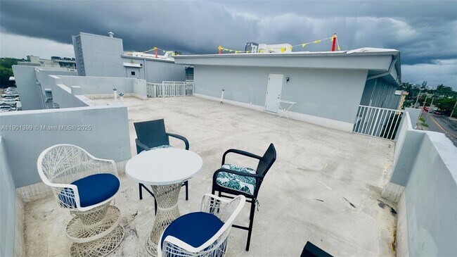 Building Photo - 329 SE 3rd St