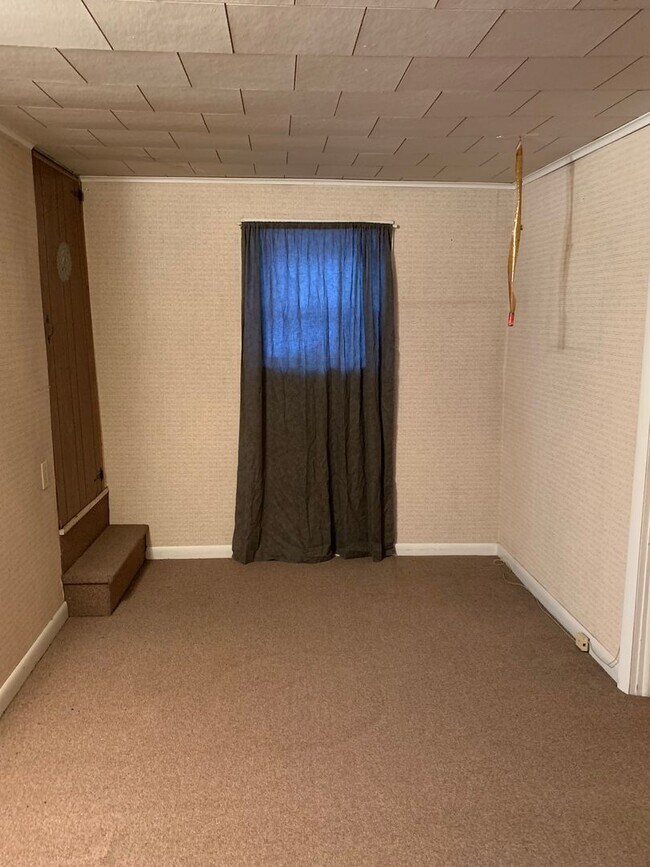 Building Photo - Multi-level 3-bedroom, 1-bath single-family home