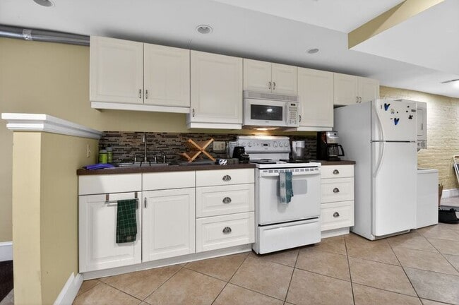 Building Photo - 1319 Massachusetts Ave SE