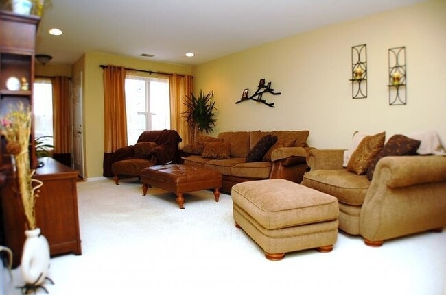 Building Photo - 4 Pond Hollow Dr